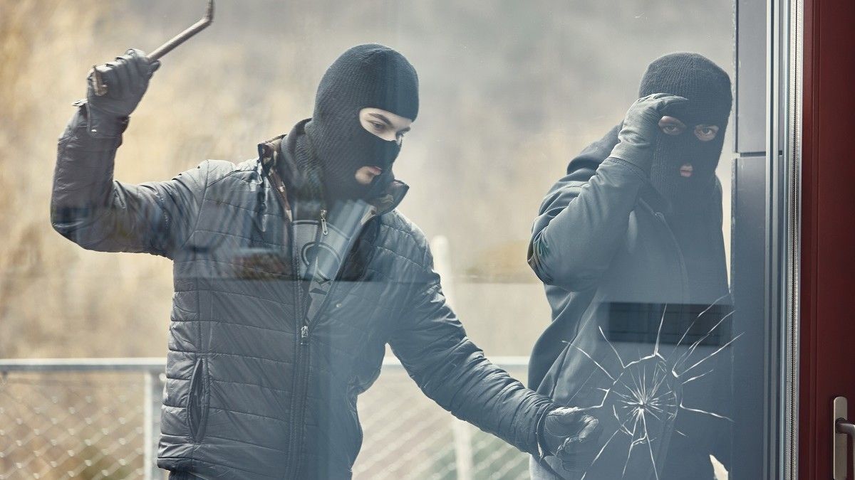 Inbrekers proberen ruit in te slaan